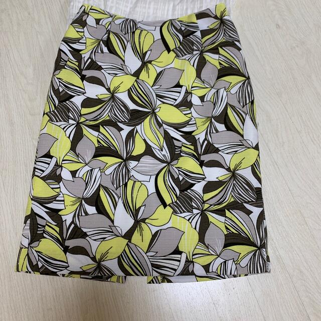 VICKY(ビッキー)のPREMIUM BY VICKYフラワープリント タイトスカート イエロー レディースのスカート(ひざ丈スカート)の商品写真