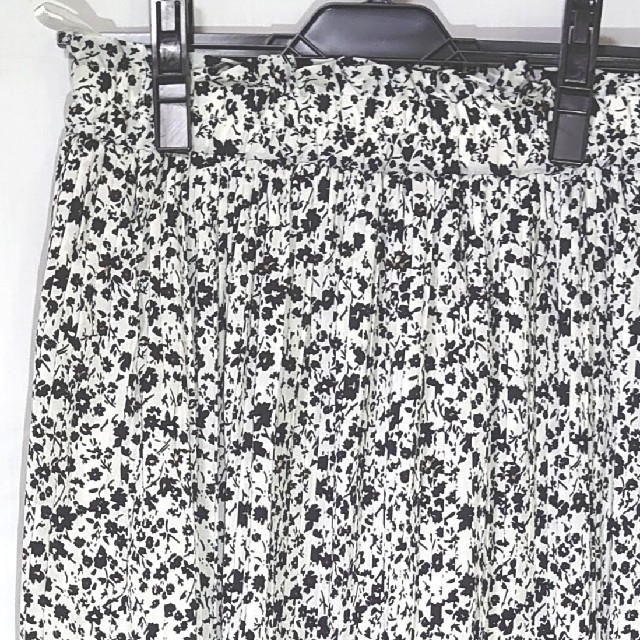 しまむら(シマムラ)の新品 未使用 しまむら 花柄 消しプリーツスカート 白黒 レディースのスカート(ロングスカート)の商品写真