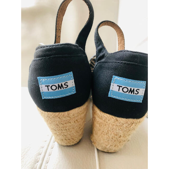 TOMS(トムズ)のTOMS サンダル　モノトーン　白黒色 レディースの靴/シューズ(サンダル)の商品写真