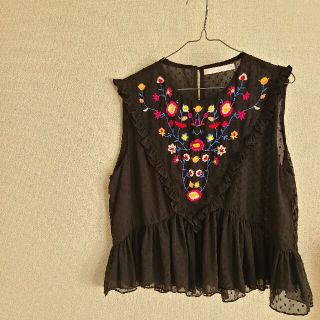 ザラ(ZARA)のZARA　刺しゅう　ノースリ　ブラウス(シャツ/ブラウス(半袖/袖なし))