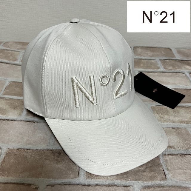 N°21(ヌメロヴェントゥーノ)の新品【N°21 numero ventuno】ロゴキャップ ホワイト メンズの帽子(キャップ)の商品写真