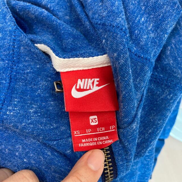 NIKE(ナイキ)のNIKE 薄手パーカー XS キッズ/ベビー/マタニティのキッズ服男の子用(90cm~)(ジャケット/上着)の商品写真