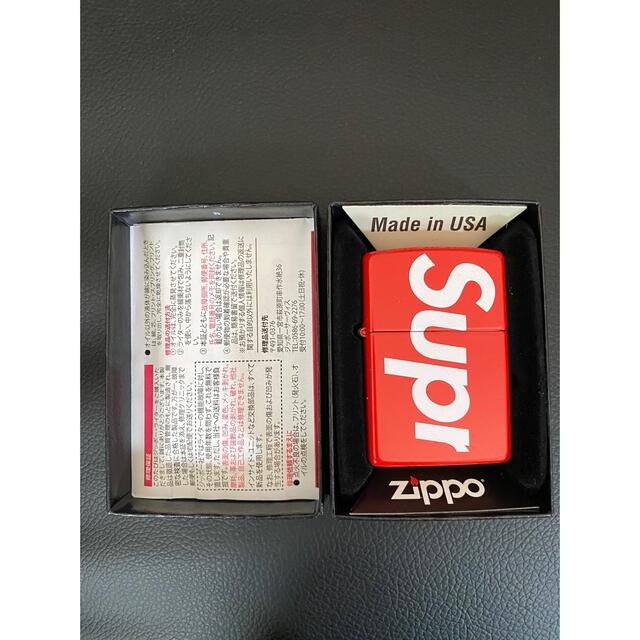 Supreme(シュプリーム)のSupreme Logo Zippo Red シュプリーム　ジッポ メンズのファッション小物(タバコグッズ)の商品写真