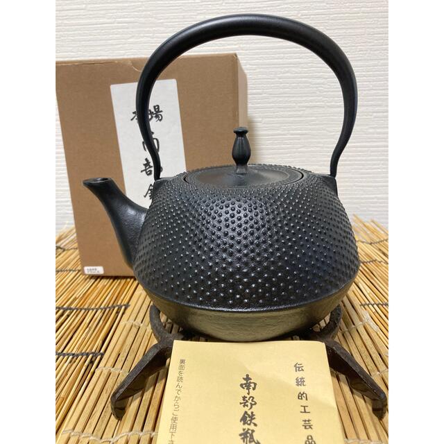 新品、未使用品、供箱等付属品付　南部鉄瓶　南部雲南堂  １２型アラレ　南部鉄瓶金属工芸