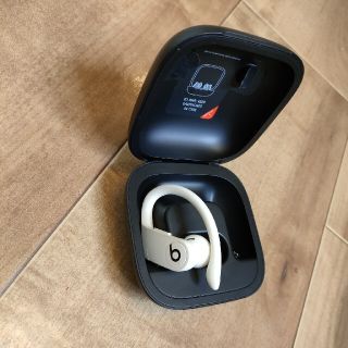 ビーツバイドクタードレ(Beats by Dr Dre)のPowerbeatsPro片耳と充電器(ヘッドフォン/イヤフォン)