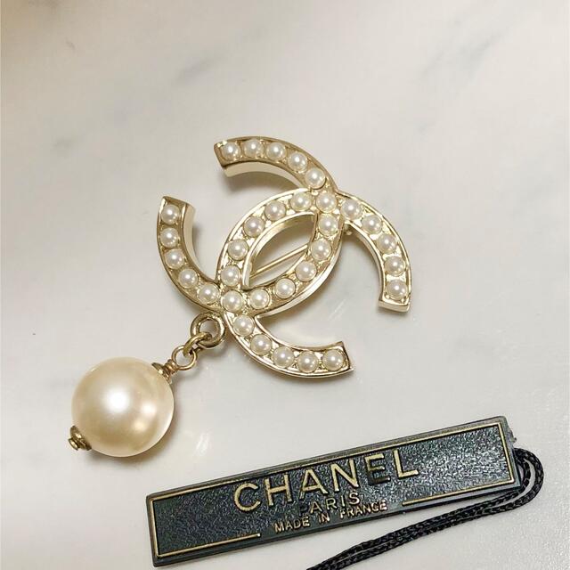 CHANEL(シャネル)のシャネル　ブローチ　ココマーク　パール　真珠　スイング　ゴールド　金　ロゴ　☆ レディースのアクセサリー(ブローチ/コサージュ)の商品写真