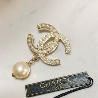 シャネル(CHANEL)のシャネル　ブローチ　ココマーク　パール　真珠　スイング　ゴールド　金　ロゴ　☆(ブローチ/コサージュ)