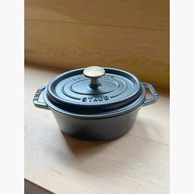 STAUB(ストウブ)のSTAUB/ストウブ ピコ•ココット オーバル17cm ブラック 中古美品 インテリア/住まい/日用品のキッチン/食器(鍋/フライパン)の商品写真