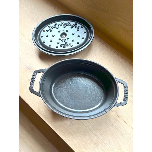 STAUB(ストウブ)のSTAUB/ストウブ ピコ•ココット オーバル17cm ブラック 中古美品 インテリア/住まい/日用品のキッチン/食器(鍋/フライパン)の商品写真