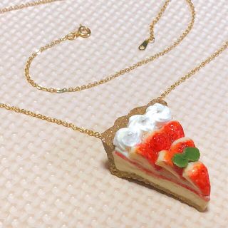 ハンドメイド いちごタルトネックレス 苺 ストロベリー ケーキ スイーツモチーフ(ネックレス)