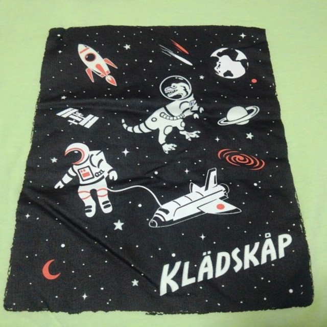 kladskap(クレードスコープ)のクレードスコープ 宇宙 恐竜 蓄光 Tシャツ  130 キッズ/ベビー/マタニティのキッズ服男の子用(90cm~)(Tシャツ/カットソー)の商品写真