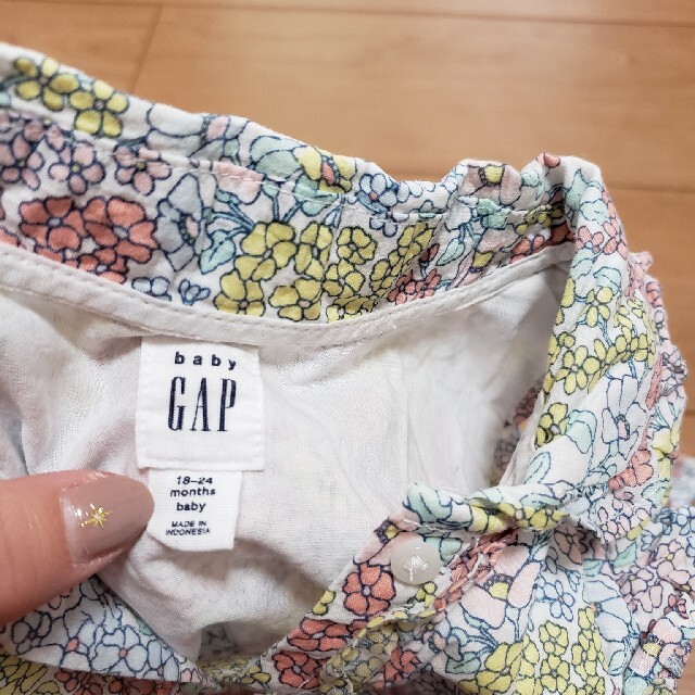 babyGAP(ベビーギャップ)のベビーギャップ　花柄　ノースリーブワンピース　90 キッズ/ベビー/マタニティのキッズ服女の子用(90cm~)(ワンピース)の商品写真