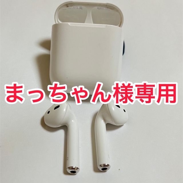 Apple(アップル)の［正規品］AirPods第2世代（動作確認済み） シリコンカバー付き スマホ/家電/カメラのオーディオ機器(ヘッドフォン/イヤフォン)の商品写真