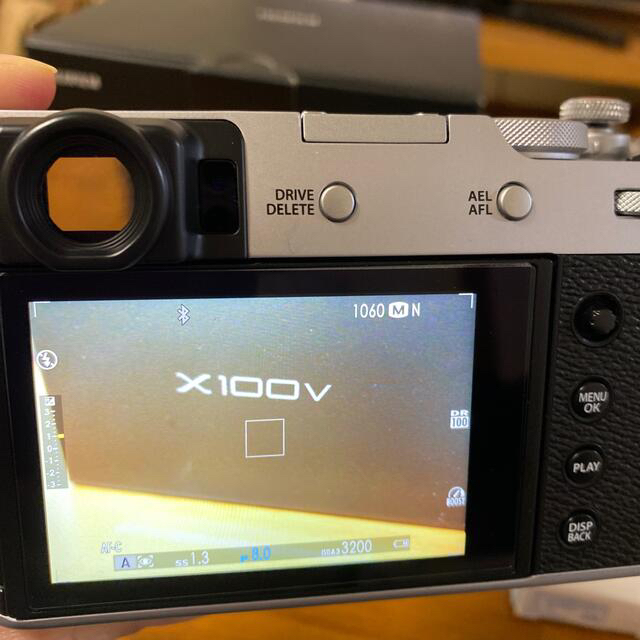 富士フイルム(フジフイルム)の富士フイルム　x100v FUJIFILM シルバー スマホ/家電/カメラのカメラ(コンパクトデジタルカメラ)の商品写真