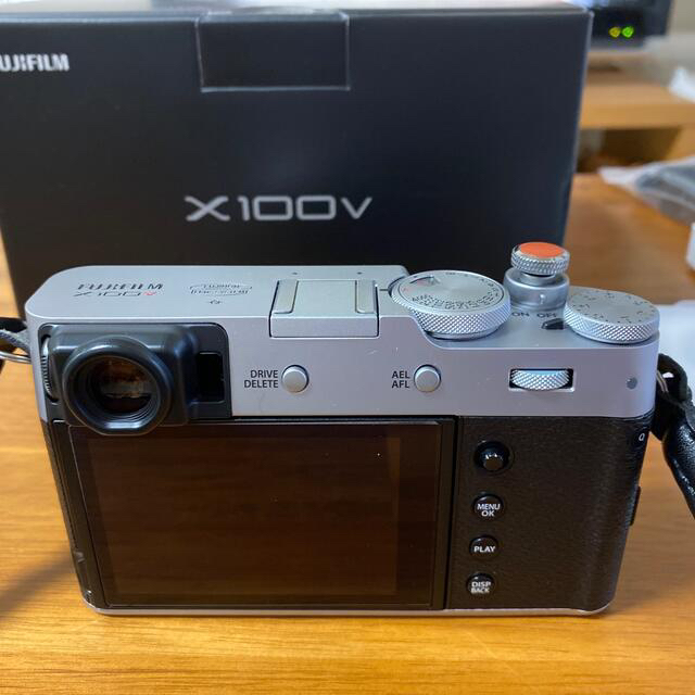 富士フイルム(フジフイルム)の富士フイルム　x100v FUJIFILM シルバー スマホ/家電/カメラのカメラ(コンパクトデジタルカメラ)の商品写真