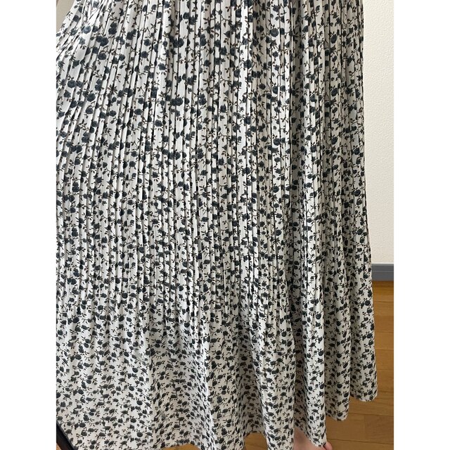 LOWRYS FARM(ローリーズファーム)の花柄ロングスカート プリーツスカート レディースのスカート(ロングスカート)の商品写真