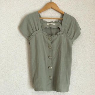 マジェスティックレゴン(MAJESTIC LEGON)の★ マジェスティックレゴン新品　リネン込み、フリル飾りブラウス　(シャツ/ブラウス(半袖/袖なし))