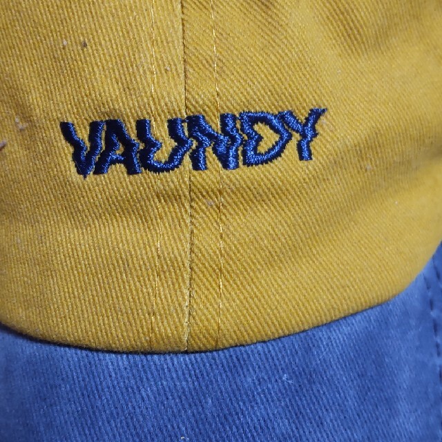 Vaundy キャップ 帽子 お得な 帽子 グレー×レッド キャップ Vaundy ミュージシャン