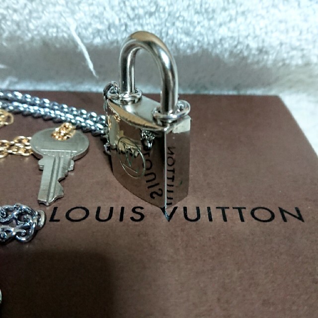LOUIS VUITTON(ルイヴィトン)のルイヴィトンシルバー(旧型)カデナ南京錠、鍵2本付き！ メンズのアクセサリー(ネックレス)の商品写真