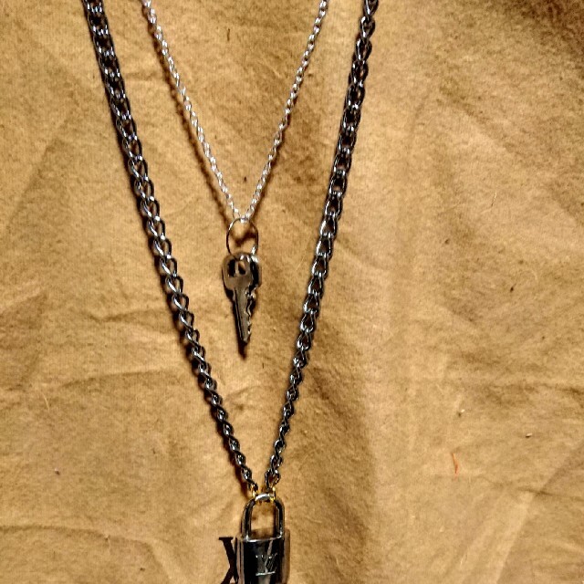 LOUIS VUITTON(ルイヴィトン)のルイヴィトンシルバー(旧型)カデナ南京錠、鍵2本付き！ メンズのアクセサリー(ネックレス)の商品写真