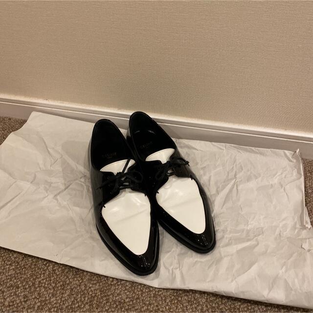 celine(セリーヌ)のceline 白黒バイカラー　黒エナメルのユーチップ レディースの靴/シューズ(ローファー/革靴)の商品写真