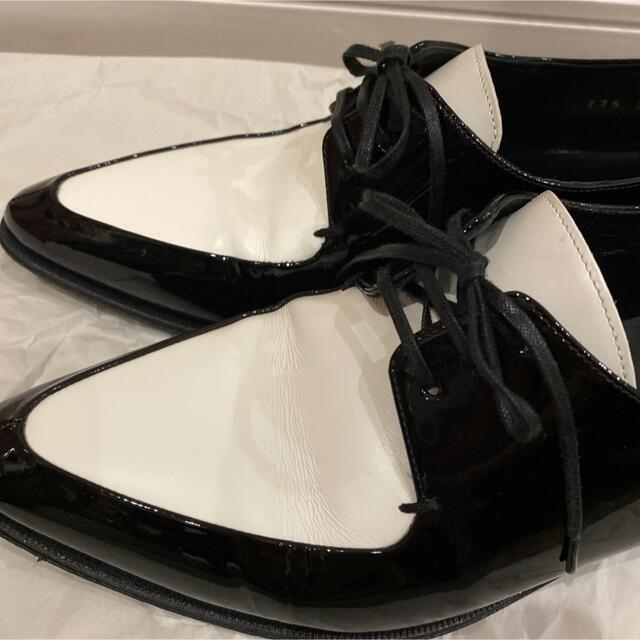 celine(セリーヌ)のceline 白黒バイカラー　黒エナメルのユーチップ レディースの靴/シューズ(ローファー/革靴)の商品写真