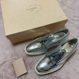 プラダ(PRADA)の5月限定価格！PRADAプラダ　ウィングチップ厚底スニーカー　シルバー　未使用(スニーカー)