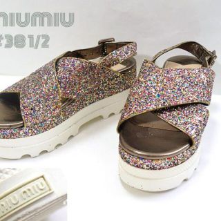 ミュウミュウ(miumiu)のミュウミュウ■美品　バックロゴ入りラメグリッターサンダル　ウェッジソール　25(サンダル)