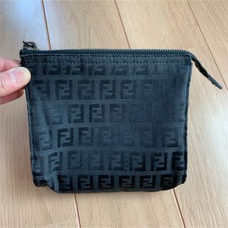 フェンディ(FENDI)の【FENDI フェンディ】ブラックロゴ　化粧ポーチ　小物入れ(ポーチ)