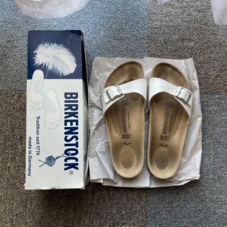 ビルケンシュトック(BIRKENSTOCK)のビルケンシュトック 38 24cm 24.5cm 白 ホワイト サンダル(サンダル)