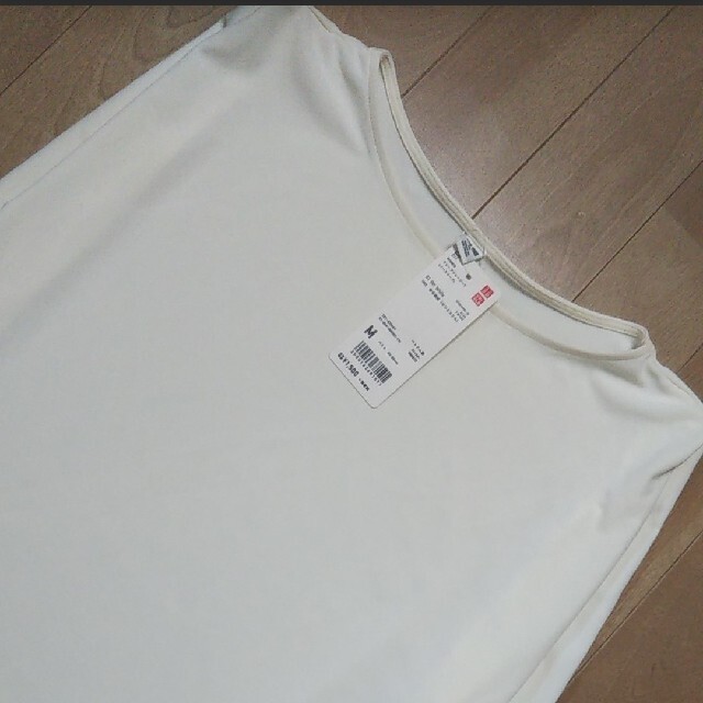 UNIQLO(ユニクロ)のユニクロ クレープジャージーT ノースリーブ オフホワイト 新品 レディースのトップス(シャツ/ブラウス(半袖/袖なし))の商品写真