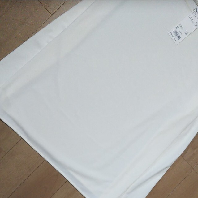 UNIQLO(ユニクロ)のユニクロ クレープジャージーT ノースリーブ オフホワイト 新品 レディースのトップス(シャツ/ブラウス(半袖/袖なし))の商品写真