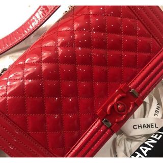 シャネル(CHANEL)のCHANEL ショルダー　エナメル　レッド(ショルダーバッグ)