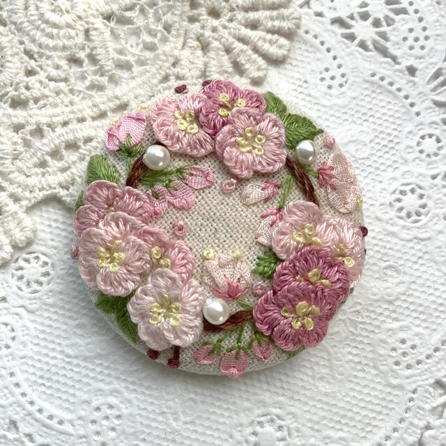 さくら　刺繍ブローチ/ヘアゴム　ハンドメイド ハンドメイドのアクセサリー(コサージュ/ブローチ)の商品写真