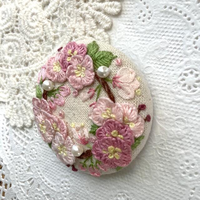 さくら　刺繍ブローチ/ヘアゴム　ハンドメイド ハンドメイドのアクセサリー(コサージュ/ブローチ)の商品写真