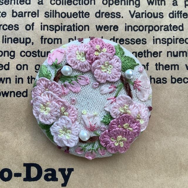 さくら　刺繍ブローチ/ヘアゴム　ハンドメイド ハンドメイドのアクセサリー(コサージュ/ブローチ)の商品写真