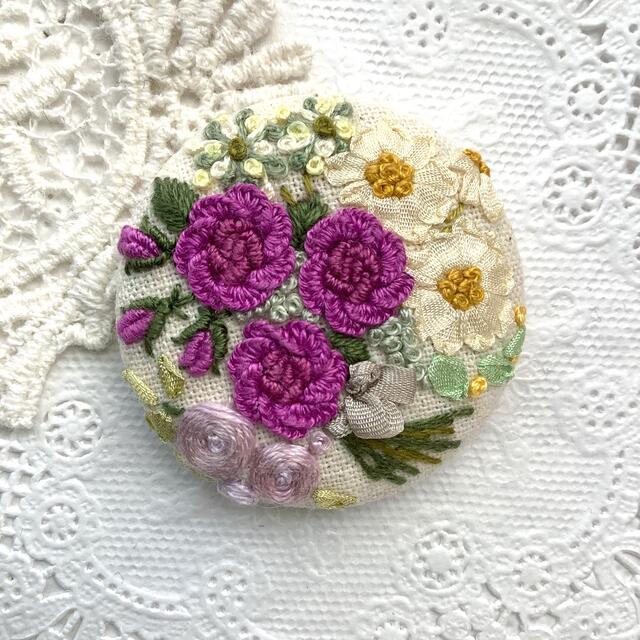 刺繍ブローチ/ ヘアゴム　ハンドメイド ハンドメイドのアクセサリー(コサージュ/ブローチ)の商品写真