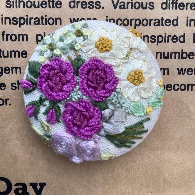 刺繍ブローチ/ ヘアゴム　ハンドメイド ハンドメイドのアクセサリー(コサージュ/ブローチ)の商品写真