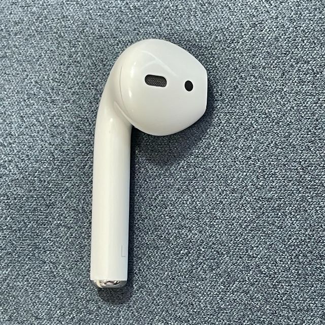 Apple(アップル)のAirPods 第1世代 左耳(L片耳)のみ 美品 A1722 音量小さい スマホ/家電/カメラのオーディオ機器(ヘッドフォン/イヤフォン)の商品写真