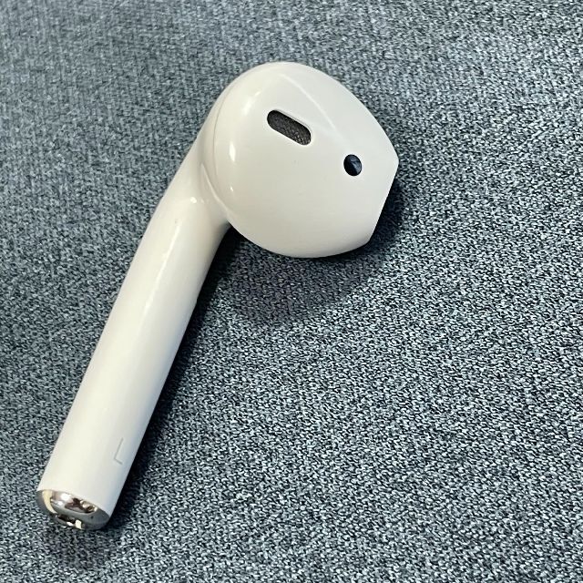 Apple(アップル)のAirPods 第1世代 左耳(L片耳)のみ 美品 A1722 音量小さい スマホ/家電/カメラのオーディオ機器(ヘッドフォン/イヤフォン)の商品写真