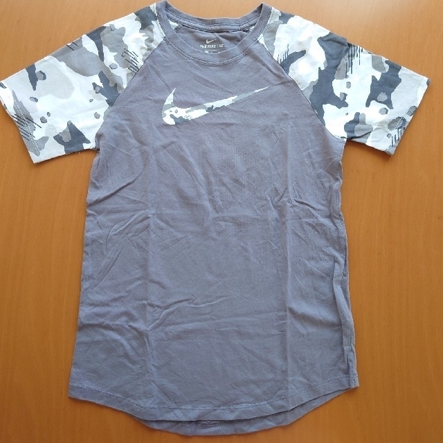 NIKE(ナイキ)のNIKE  半袖Tシャツ　145cm キッズ/ベビー/マタニティのキッズ服男の子用(90cm~)(Tシャツ/カットソー)の商品写真