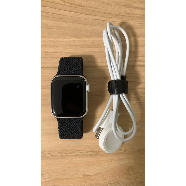 Apple Watch(アップルウォッチ)のApple Watch SE（40mm・シルバー・GPSモデル） メンズの時計(腕時計(デジタル))の商品写真