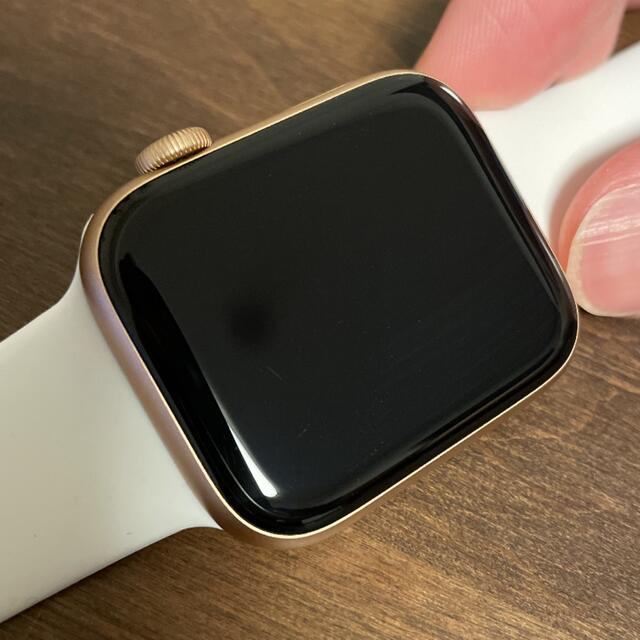 Apple Watch(アップルウォッチ)の新品バンド付き★Apple Watch SE★ゴールド★アルミニウム★正規品 メンズの時計(腕時計(デジタル))の商品写真