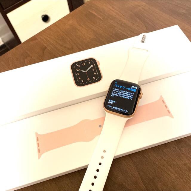 Apple Watch(アップルウォッチ)の新品バンド付き★Apple Watch SE★ゴールド★アルミニウム★正規品 メンズの時計(腕時計(デジタル))の商品写真