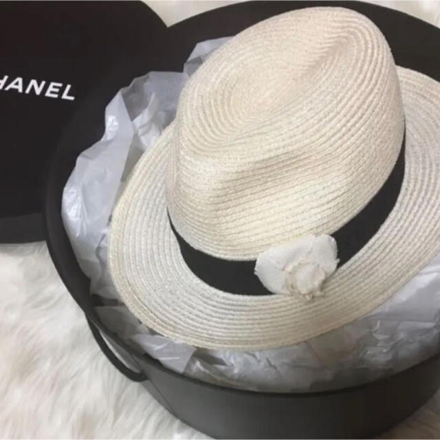 CHANEL(シャネル)のシャネル❤️リボンカメリア　ストローハット麦わら帽子 レディースの帽子(麦わら帽子/ストローハット)の商品写真