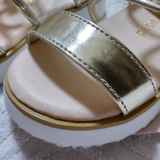 petit main(プティマイン)の新品　petitmain　PVCサンダルのゴールド15cm キッズ/ベビー/マタニティのキッズ靴/シューズ(15cm~)(サンダル)の商品写真