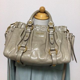 ミュウミュウ(miumiu)のほぼ未使用美品🍀miu miu ミュウミュウ 2wayバッグ ギャザー🍀(ショルダーバッグ)