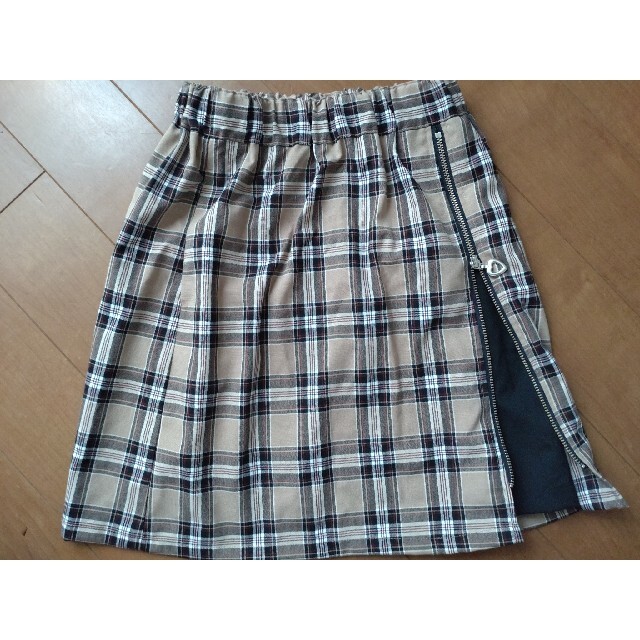 GU(ジーユー)のGU チェック柄スカート　140センチ キッズ/ベビー/マタニティのキッズ服女の子用(90cm~)(スカート)の商品写真