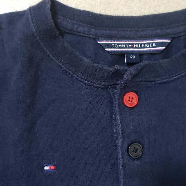 TOMMY HILFIGER(トミーヒルフィガー)のトミーヒルフィガー　ロンT 128 キッズ/ベビー/マタニティのキッズ服男の子用(90cm~)(Tシャツ/カットソー)の商品写真