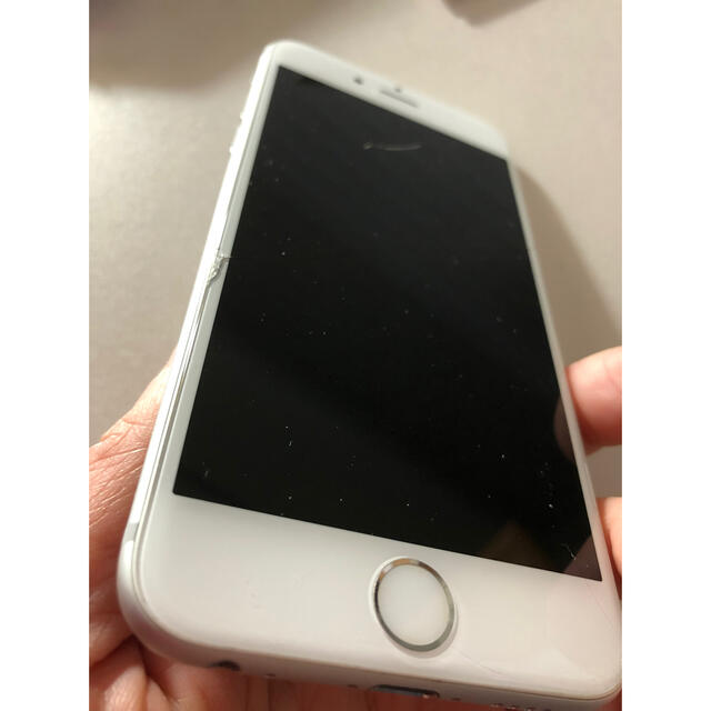 iPhone(アイフォーン)のiPhone 6 Silver 64 GB 本体 スマホ/家電/カメラのスマートフォン/携帯電話(スマートフォン本体)の商品写真